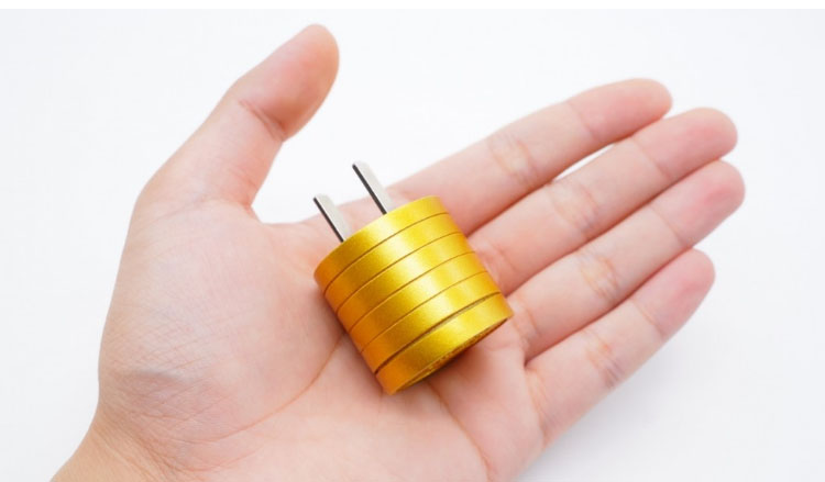 20w快充充電器拿在手上質(zhì)量感很強(qiáng)，外觀金光閃閃